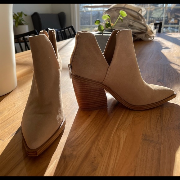 Vince Camuto Gigietta Boots - Picture 2 of 6